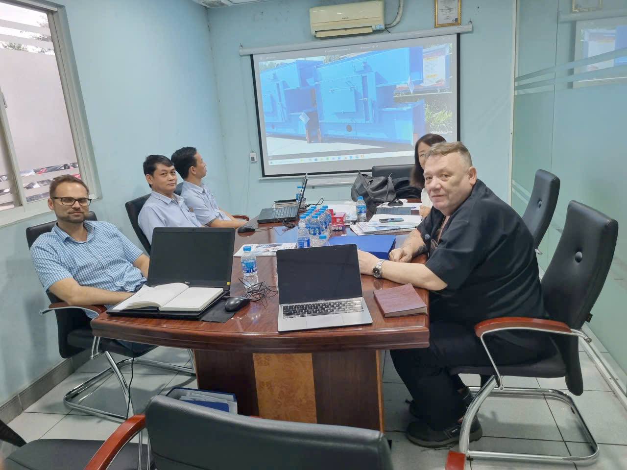 Khách hàng Đức đến thăm quan và làm việc